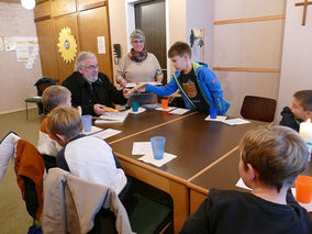 Symbolische Mantelteilung mit den Kommunionkindern (Foto: Karl-Franz Thiede)